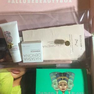 Carli Bybel Allure Beauty Box New 6 items and book